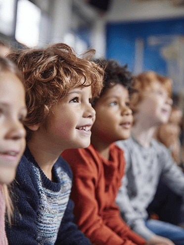 Kinder hören aufmerksam zu